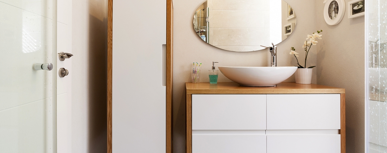 ארון אמבטיה בעיצוב אישי – אפוקסי ועץ אלון